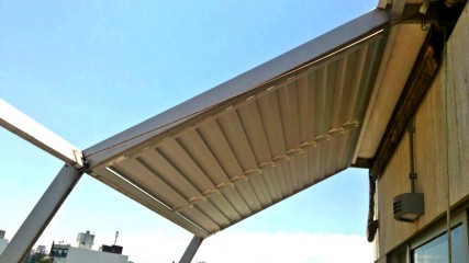 Imagen de Pérgola móvil en aluminio e Isopanel en Penthouse - Pocitos