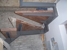 Escalera de metal y madera de lapacho